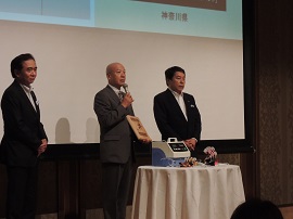 左から、黒岩神奈川県知事、北村幹事長、小林厚木市長