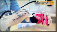 七沢リハビリテーション病院で、現在開発中のマスタースレーブ式パワーアシストハンドが実証試験されている写真